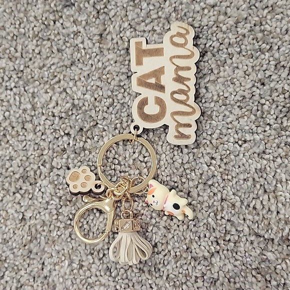 Cat Mama Keychain - Picture 1 of 4